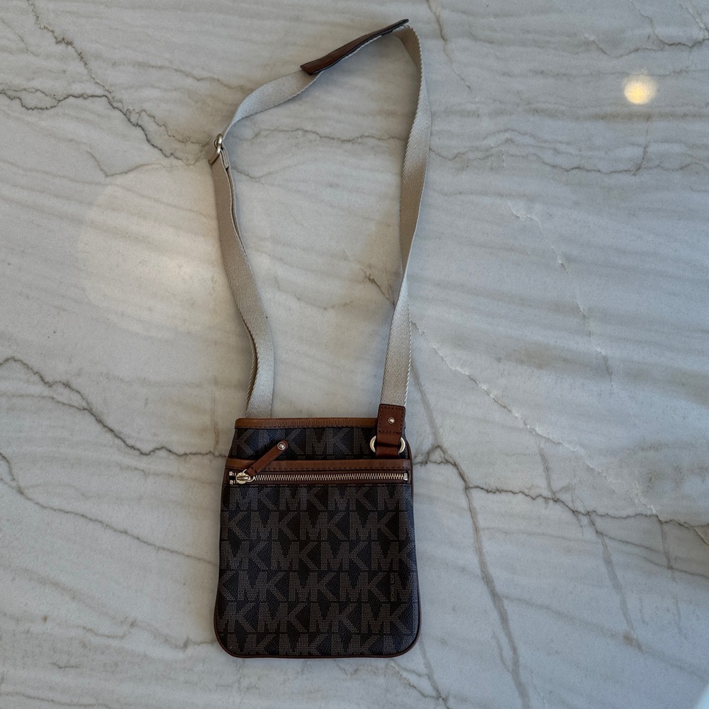 Michael Kors Signature MK Logo Messenger Bag crossbody